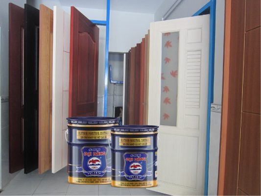 Sơn Pu trên cửa nhựa