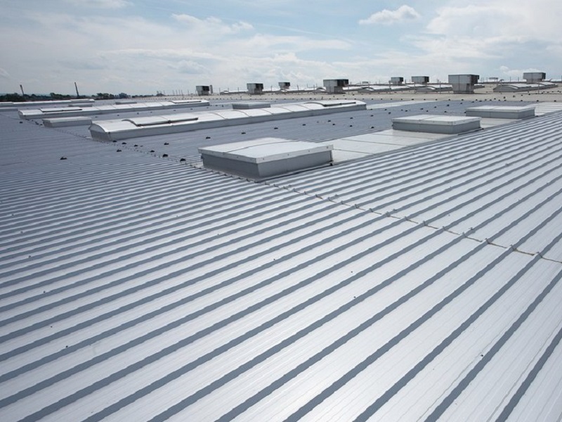 Thi c&ocirc;ng tấm panel cho c&ocirc;ng tr&igrave;nh m&aacute;i nh&agrave; xưởng