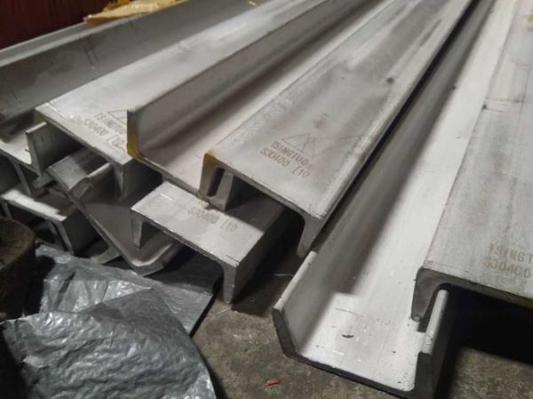 Th&agrave;nh phần ch&iacute;nh của inox đ&uacute;c chữ U l&agrave; sắt, crom, carbon,...